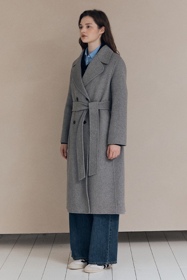 [25WT] 핸드메이드 더블 코트 - DARK GRAY A5WBH83117는 여성 고객을 위한 아우터입니다. 다크 그레이 컬러의 무지 디자인으로, 클래식하고 미니멀한 스타일을 연출합니다. 울 소재의 롱 기장 핸드메이드 더블 코트로, 가을과 겨울에 두꺼운 두께감으로 따뜻하게 착용할 수 있습니다. 테일러드 칼라와 긴 소매, 레귤러 핏으로 세련된 오피스룩, 출근룩, 모임룩을 완성해보세요.
