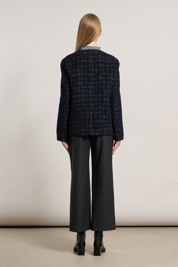 [25WT] 울 블렌디드 트위드 재킷 - NAVY A5WAJ12655는 가을, 겨울 시즌 여성 의류입니다. 클래식한 무드의 네이비 컬러 크롭 재킷으로, 뻣뻣한 촉감의 두꺼운 울 블렌디드 소재로 제작되었습니다. 버튼 여밈 방식이며, 긴 소매와 레귤러 핏 디자인이 특징입니다. 오피스룩, 출근룩, 모임룩 등 다양한 TPO에 활용 가능한 클래식, 미니멀, 시크 스타일의 자켓입니다. 트위드 패턴으로 세련된 분위기를 연출합니다.
