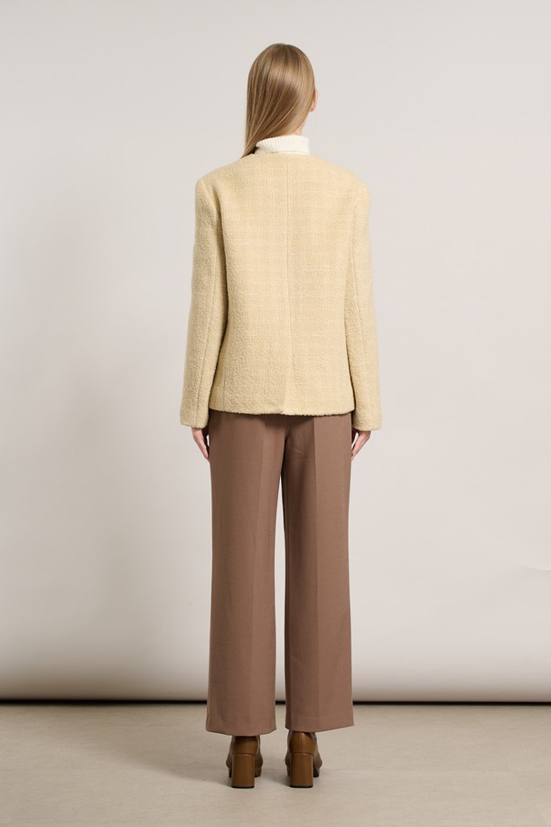 [25WT] 울 블렌디드 트위드 재킷 - M BEIGE A5WAJ12672는 가을과 겨울, 오피스룩, 모임룩, 데이트룩에 어울리는 여성용 트위드 재킷입니다. 클래식하고 미니멀한 스타일을 연출하며, 레귤러핏 크롭 기장으로 세련된 실루엣을 선사합니다. 100% 울 소재로 제작되어 두꺼운 두께감과 포근한 착용감을 느낄 수 있으며, 베이지 컬러와 트위드 패턴이 고급스러운 분위기를 더합니다. 버튼 여밈 방식과 포켓 디테일이 돋보이는 긴소매 재킷입니다.
