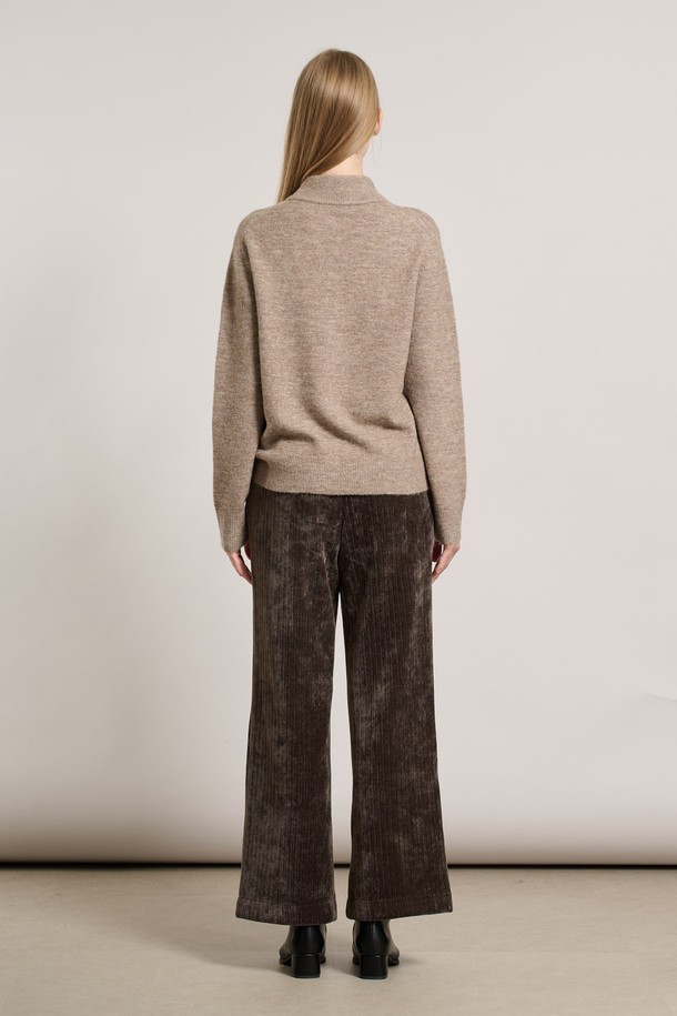 다크 베이지 색상의 [25WT] 알파카 로고 반넥 풀오버입니다. 부드러운 촉감의 알파카 소재로 제작되어 가을과 겨울에 따뜻하게 착용할 수 있습니다. 하프넥 디자인과 긴 소매 기장, 레귤러 핏으로 베이직하고 미니멀한 스타일을 연출합니다. 데일리룩은 물론, 출근룩과 모임룩에도 활용하기 좋으며, 클래식, 미니멀, 캐주얼 등 다양한 스타일을 소화합니다. 풀오버 스타일로 편안하게 착용 가능하며, 로고 패턴이 은은하게 포인트를 더합니다.
