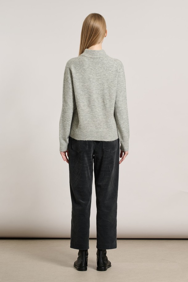 [25WT] 알파카 로고 반넥 풀오버는 부드러운 촉감의 알파카 소재로 제작되어 가을과 겨울에 따뜻하게 착용하기 좋은 여성용 니트/스웨터입니다. 레귤러 핏에 하프넥 디자인으로, 베이직하고 미니멀한 스타일을 연출합니다. 그레이 컬러에 로고 패턴이 포인트로 들어가 심플하면서도 세련된 느낌을 더합니다. 긴 소매 기장과 두꺼운 두께감으로 포근함을 선사하며, 풀오버 스타일로 편안하게 착용할 수 있습니다.
