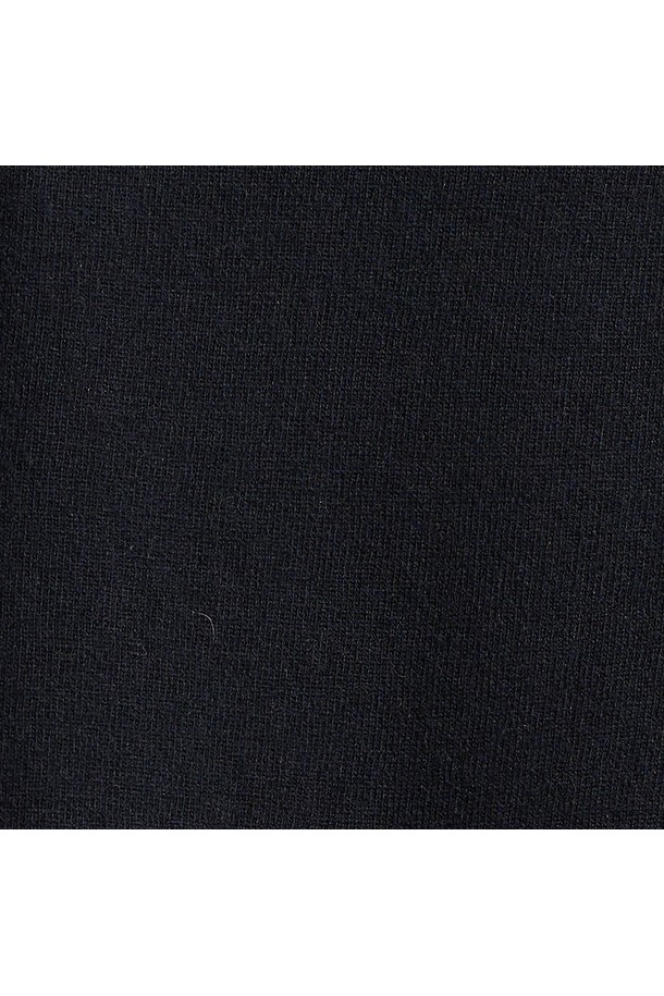 [25WT] 슈아 하프넥 풀오버 - DARK NAVY A5WAK41356는 부드러운 니트 소재의 여성용 하프넥 풀오버입니다. 짙은 네이비 컬러에 캐주얼한 스타일로, 가을과 겨울에 따뜻하게 착용하기 좋습니다. 레귤러 핏에 긴 소매 기장으로 제작되었으며, 곰 캐릭터 자수 디테일이 포인트로 더해져 귀여움을 더했습니다. 하프넥 디자인으로 목을 따뜻하게 감싸주며, 두꺼운 두께감으로 포근한 착용감을 선사합니다. 일상생활에서 편안하고 스타일리시하게 연출할 수 있는 아이템입니다.
