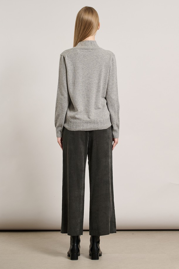 [25WT] 슈아 하프넥 풀오버 - MULTI M GRAY A5WAK41397는 부드러운 촉감의 울 소재로 제작된 여성용 하프넥 풀오버입니다. 캐주얼, 베이직 스타일로 일상에서 편안하게 착용하기 좋으며, 가을과 겨울에 따뜻함을 더해줍니다. 레귤러 핏에 긴 소매 기장으로 디자인되었으며, 두꺼운 두께감으로 포근함을 느낄 수 있습니다. 특히 곰 자수 디테일이 포인트로 더해져 귀여운 무드를 연출합니다. 그레이 컬러의 베이직한 디자인으로 다양한 스타일 연출에 활용하기 좋습니다.
