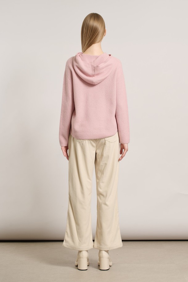 [25WT] 세렌디피티 후드 홀가 풀오버 - PINK A5WAK42222는 부드러운 니트 소재의 여성용 홀가먼트 후드 풀오버입니다. 핑크 컬러의 이 제품은 가을, 겨울 시즌에 어울리며, 캐주얼하고 베이직한 스타일을 연출합니다. 레귤러핏과 긴 소매 기장으로 편안함을 더했으며, 두꺼운 두께감으로 따뜻하게 착용할 수 있습니다. 집콕룩, 산책룩에 활용하기 좋으며, 미니멀한 스타일을 선호하는 분들께 추천합니다. 세렌디피티 시리즈로 출시되어, 높은 퀄리티와 디자인을 자랑합니다.
