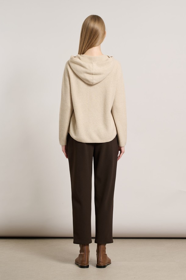 [25WT] 세렌디피티 후드 홀가 풀오버 - LIGHT BEIGE A5WAK42271는 여성용 상의 니트/스웨터입니다. 라이트 베이지 컬러의 레귤러핏 후드 풀오버 스타일로, 부드러운 니트 소재의 홀가먼트 디자인이 특징입니다. 가을, 겨울 시즌에 어울리는 두꺼운 두께감으로 따뜻하게 착용할 수 있으며, 베이직하고 캐주얼한 스타일을 연출합니다. 긴 소매 기장으로 편안함을 더하여 일상복으로 활용하기 좋습니다.
