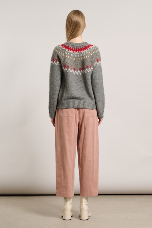 [25WT] 노르딕 클로크 라쿤 풀오버 - DARK GRAY A5WBK43117는 여성용 니트/스웨터입니다. 다크 그레이 컬러의 레귤러핏 라운드넥 풀오버로, 가을과 겨울에 따뜻하게 착용할 수 있습니다. 촘촘한 노르딕 패턴과 부드러운 울 소재, 라쿤 퍼 디테일이 특징이며, 캐주얼 스타일에 잘 어울립니다. 두께감이 있는 긴 소매 디자인으로 포근한 착용감을 선사합니다.
