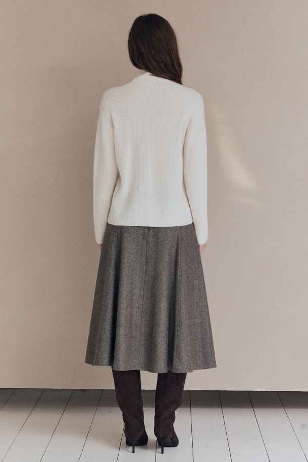 아이보리 컬러의 [25WT] 카멜 폴라 풀오버는 여성스러움을 강조하는 니트/스웨터입니다. 부드러운 울 소재로 제작되어 가을과 겨울, 두 계절 동안 따뜻하게 착용할 수 있습니다. 베이직하고 미니멀한 스타일로 어떤 룩에도 잘 어울리며, 레귤러 핏과 긴 소매, 터틀넥 디자인으로 편안한 착용감을 선사합니다. 특히 카멜 컬러 배색이 포인트로 들어가 세련된 분위기를 더합니다.
