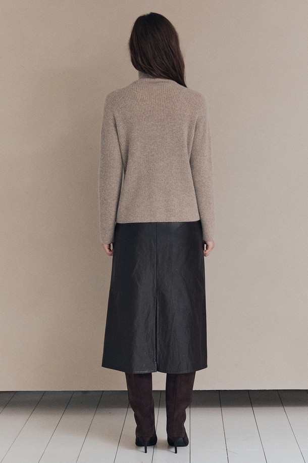 [25WT] 카멜 폴라 풀오버 - DARK BEIGE A5WBK43273는 부드러운 울 소재로 제작되어 가을과 겨울에 따뜻하게 착용할 수 있는 여성용 터틀넥 풀오버입니다. 다크 베이지 컬러의 무지 디자인으로 베이직하고 미니멀한 스타일을 연출하며, 레귤러핏과 긴소매 기장으로 편안함을 더합니다. 출근룩과 모임룩에 모두 잘 어울리며, 클래식, 미니멀, 캐주얼 등 다양한 스타일을 소화할 수 있습니다. 두께감 있는 소재로 포근함을 선사하며, 폴라넥 디자인이 특징입니다.
