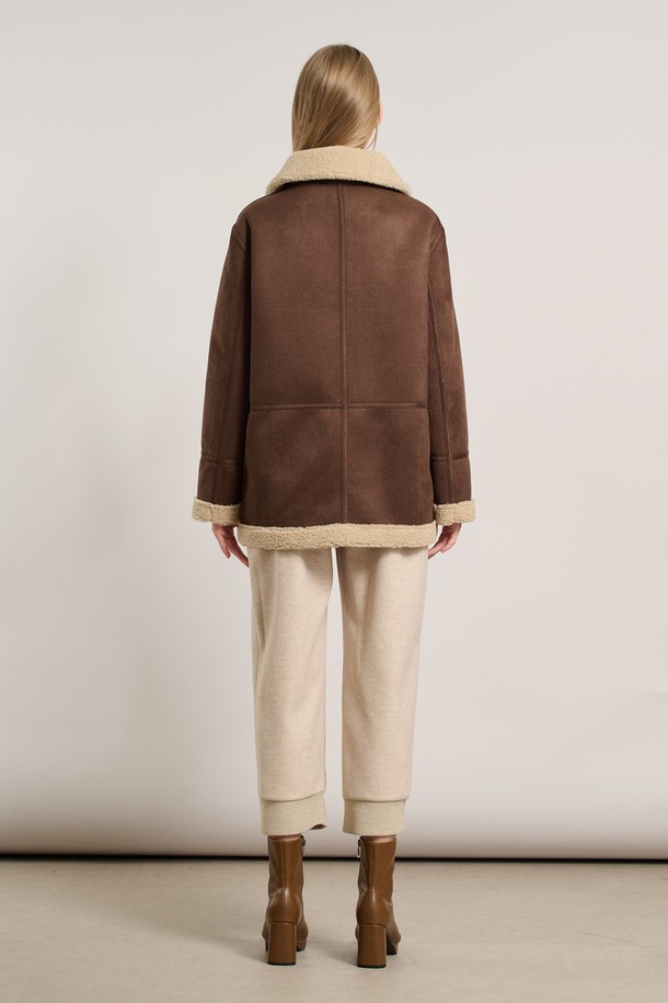 "25WT" 리버시블 페이크무스탕 - DARK BROWN A5WBF84275는 여성용 아우터로, 가을과 겨울에 따뜻하게 입을 수 있는 무스탕입니다. 다크 브라운 컬러의 무지 디자인으로, 캐주얼, 미니멀, 클래식 스타일을 연출하기 좋습니다. 부드러운 촉감의 인조 가죽과 퍼 소재를 사용하여 두꺼운 두께감을 자랑하며, 리버시블 디자인으로 다양한 스타일을 연출할 수 있습니다. 크롭 기장에 버튼 여밈 방식, 긴 소매와 레귤러핏으로 편안하게 착용 가능하며 페이크퍼 디테일이 돋보입니다.