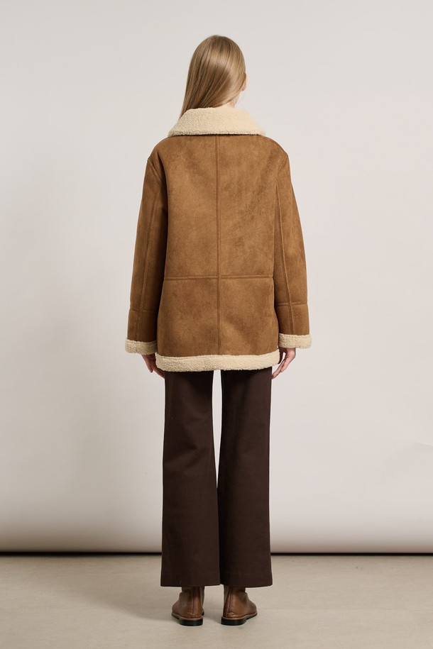 [25WT] 리버시블 페이크무스탕 - BROWN A5WBF84274는 여성용 아우터로, 가을과 겨울에 따뜻하게 착용할 수 있는 무스탕입니다. 브라운 컬러의 무지 디자인으로 캐주얼, 클래식, 미니멀 스타일을 연출하기 좋습니다. 안감은 페이크 퍼로 제작되어 포근함을 더하며, 리버시블 디자인으로 다양한 스타일을 연출할 수 있습니다. 레귤러핏과 버튼 여밈 방식, 긴 소매 기장으로 편안함과 스타일을 모두 갖췄습니다. 인조가죽과 스웨이드 소재로 제작되어 부드러운 촉감을 선사하는 두꺼운 두께감의 무스탕입니다.
