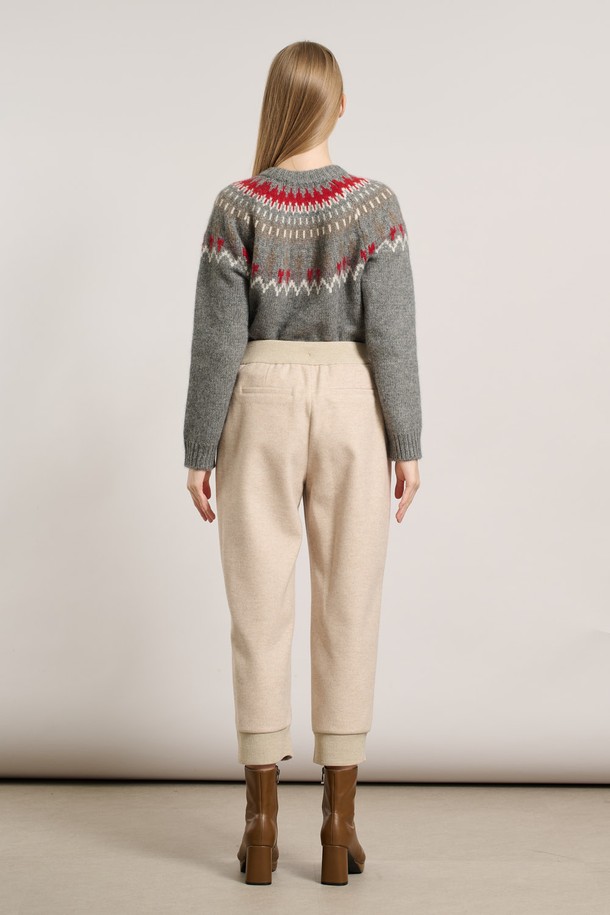 [25WT] 니트블록 팬츠 - LIGHT BEIGE A5WAP32871는 부드러운 촉감의 니트 소재로 제작된 여성용 긴 바지입니다. 가을, 겨울 시즌에 어울리는 두꺼운 두께감으로 따뜻하게 착용할 수 있으며, 일상에서 편안하게 즐길 수 있는 캐주얼 스타일의 제품입니다. 라이트 베이지 컬러의 무지 디자인에 레귤러핏으로 제작되어 베이직하면서도 미니멀한 분위기를 연출합니다. 허리 밴딩 처리와 니트 블록 디테일이 특징이며, 집콕룩으로도 활용하기 좋은 아이템입니다.
