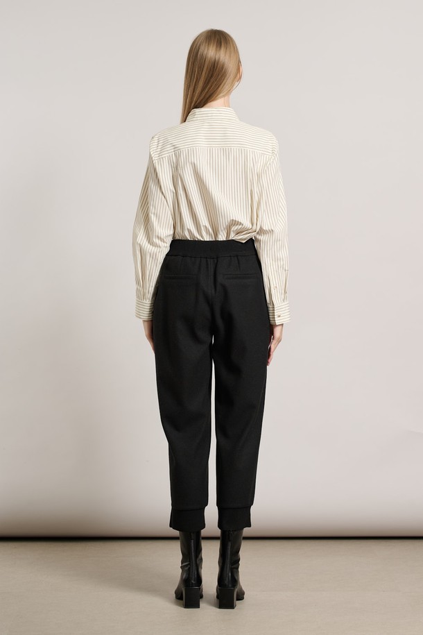 [25WT] 니트블록 팬츠 - BLACK A5WAP32899는 부드러운 니트 소재로 제작되어 편안한 착용감을 선사하는 여성용 니트 팬츠입니다. 가을과 겨울에 적합하며, 베이직하고 미니멀한 스타일을 연출합니다. 허리 밴딩 처리로 활동성을 높였으며, 스트레이트 또는 레귤러 핏으로 떨어지는 긴 기장의 디자인입니다. 무지 패턴에 니트 블록 디테일이 더해져 포인트를 주며, 출근룩과 집콕룩 모두 활용 가능합니다. 기본에 충실한 디자인으로 미니멀, 클래식, 캐주얼 등 다양한 스타일을 소화할 수 있습니다.
