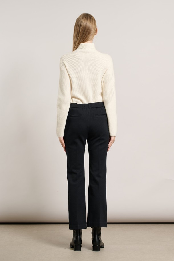 [25WT] 기모 부츠컷 팬츠 - BLACK A5WAP38399는 여성용 부츠컷 기모 바지입니다. 가을과 겨울에 입기 좋은 두꺼운 두께감으로, 부드러운 촉감과 레귤러핏을 제공합니다. 톤온톤 블랙 컬러에 무지 디자인으로, 출근룩, 클래식, 미니멀, 캐주얼 스타일을 모두 소화할 수 있습니다. 밴딩 없이 허리 라인을 잡아주어 깔끔한 실루엣을 연출하며, 일상복으로 활용하기 좋습니다.
