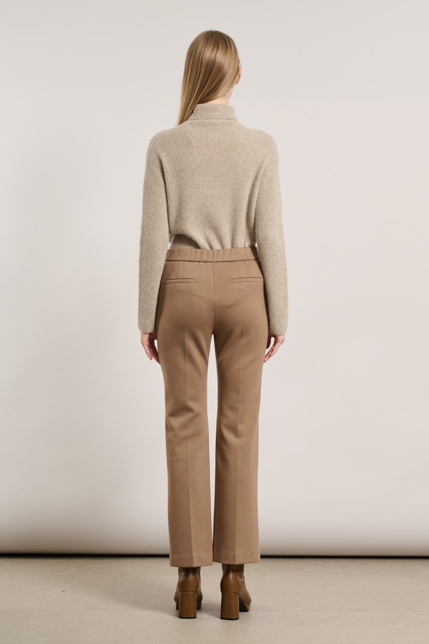 [25WT] 기모 부츠컷 팬츠 - 다크 베이지 A5WAP38373는 부드러운 촉감의 기모 소재로 제작되어 가을과 겨울에 따뜻하게 입을 수 있는 여성용 부츠컷 팬츠입니다. 다크 베이지 색상에 무지 디자인으로 어떤 스타일에도 잘 어울리는 베이직한 아이템입니다. 레귤러핏으로 편안하게 착용 가능하며, 두꺼운 두께감으로 보온성을 높였습니다. 클래식, 미니멀, 캐주얼 등 다양한 스타일을 연출할 수 있어 활용도가 높습니다. 일상복으로 편안하게 즐겨 입기 좋습니다.
