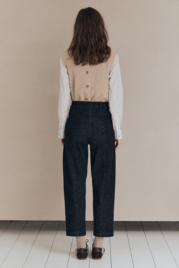 [25WT] 배기핏 기모 데님 팬츠 - CHARCOAL GRAY A5WAP35598는 포근함과 스타일을 동시에 만족시키는 여성용 데님 팬츠입니다. 톤 다운된 차콜 그레이 컬러에 캐주얼하고 미니멀한 스타일을 더해 출근룩으로도 손색없습니다. 두꺼운 두께감의 데님 소재와 부드러운 기모 안감으로 따뜻하고 편안한 착용감을 선사합니다. 배기핏 디자인으로 자연스러운 실루엣을 연출하며, 가을, 겨울 시즌에 활용하기 좋습니다. 데일리룩에 포인트를 더해줄 무지 패턴의 긴 기장 데님 팬츠입니다.
