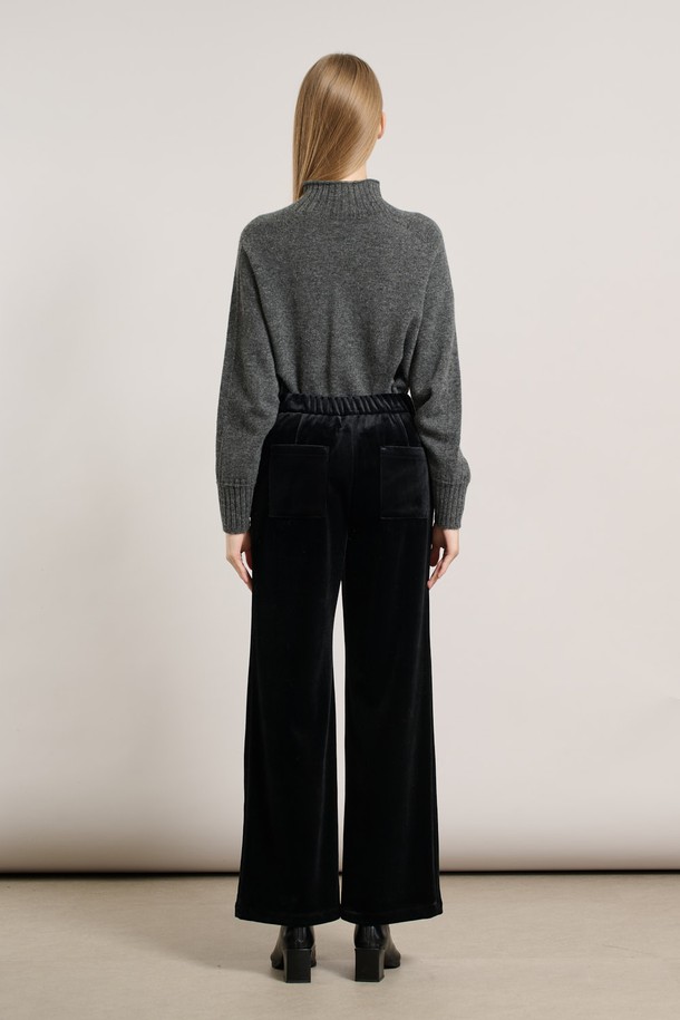 따뜻한 기모 안감으로 포근함을 더한 [25WT] 기모 슬림일자핏 팬츠 - BLACK A5WAP32799입니다. 쌀쌀한 가을, 겨울 시즌에 안성맞춤이며, 베이직하고 미니멀한 스타일로 다양한 상의와 매치하기 좋습니다. 부드러운 촉감과 두꺼운 두께감으로 편안한 착용감을 선사하며, 슬림핏과 일자핏의 조화로 다리 라인을 더욱 슬림하게 연출해줍니다. 깔끔한 무지 디자인에 블랙 컬러로, 출근룩은 물론 데일리룩으로도 활용 가능한 실용적인 아이템입니다.
