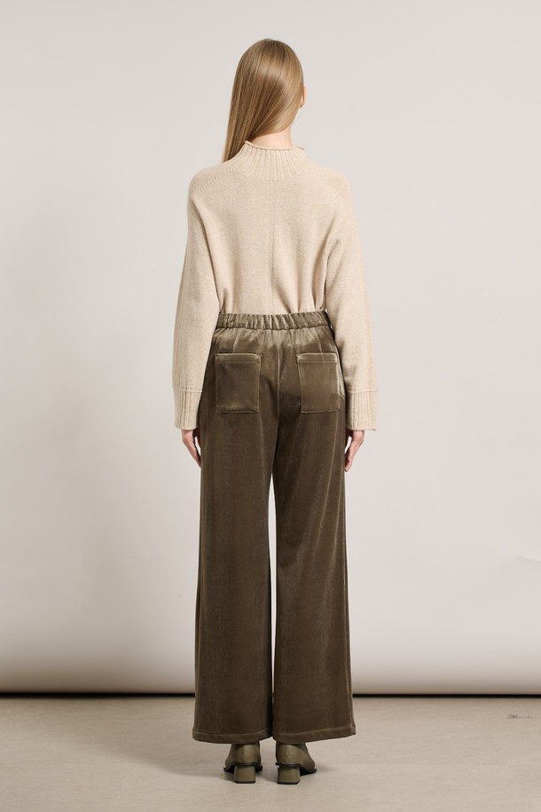 따뜻하고 포근한 착용감의 여성 기모 슬림일자핏 팬츠입니다. 부드러운 촉감의 기모 안감으로 가을, 겨울철에도 따뜻하게 착용할 수 있습니다. 베이직하고 캐주얼한 스타일로 일상에서 편안하게 활용하기 좋으며, 슬림핏 디자인으로 다리 라인을 더욱 슬림하게 연출해 줍니다. 카키 컬러의 무지 디자인으로 다양한 상의와 쉽게 매치하여 미니멀, 캐주얼, 클래식 스타일을 연출할 수 있습니다. 두께감 있는 소재로 보온성을 높여 추운 날씨에도 따뜻함을 유지해 줍니다.
