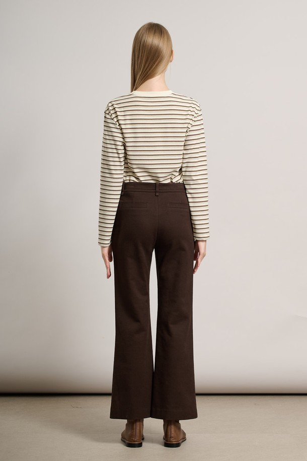 세련된 무드를 연출하는 [25WT] 세미 부츠컷 팬츠 - 다크 브라운 A5WAP32675입니다. 울 소재로 제작되어 부드러운 촉감과 두꺼운 두께감으로 가을, 겨울 시즌에 따뜻하게 착용하기 좋습니다. 세미 부츠컷 실루엣이 다리 라인을 더욱 슬림 해 보이게 하며, 베이직하고 클래식한 디자인으로 오피스룩, 출근룩, 모임룩 등 다양한 TPO에 활용 가능합니다. 미니멀하고 시크한 스타일을 완성해 보세요.
