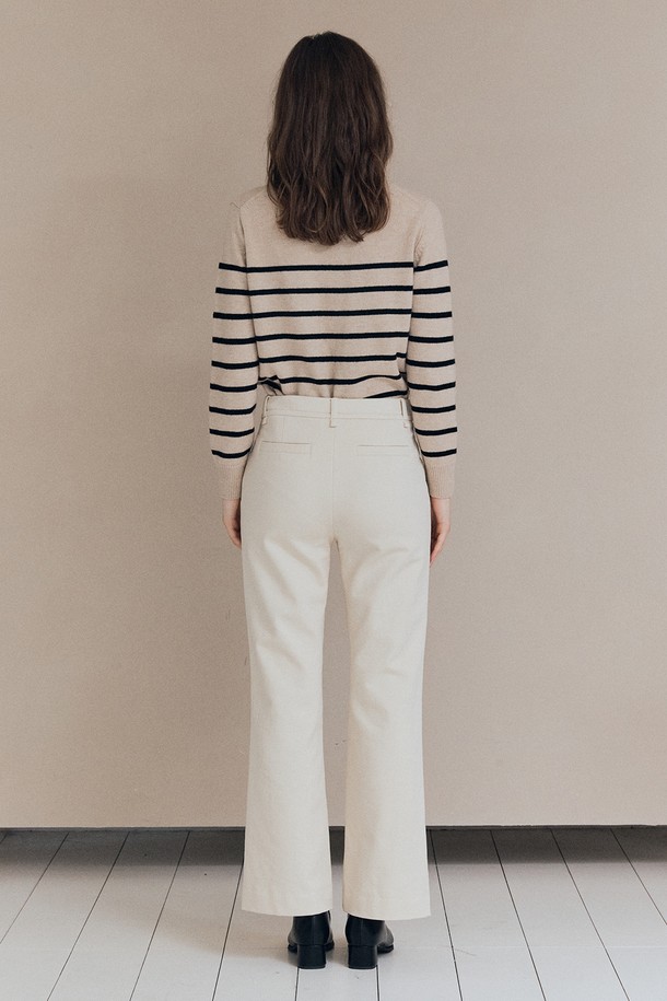 [25WT] 세미 부츠컷 팬츠 - CREAM A5WAP32614는 여성용 바지로, 봄, 가을에 착용하기 좋습니다. 크림색상의 무지 디자인으로 베이직하고 클래식한 스타일을 연출하며, 레귤러 핏의 세미 부츠컷으로 다리가 길어 보이는 효과를 줍니다. 출근룩, 오피스룩, 모임룩 등 다양한 TPO에 활용 가능하며, 미니멀하고 클래식한 스타일을 선호하는 분들께 추천합니다. 밴딩이 없는 긴 기장의 바지입니다.
