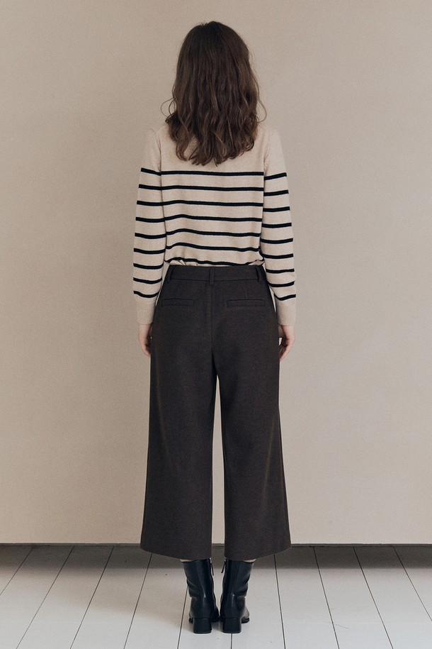 [25WT] 윈터 와이드 팬츠 - DARK BROWN A5WAP32475는 겨울철 우아함과 따뜻함을 선사하는 여성용 와이드 팬츠입니다. 다크 브라운 컬러의 울 소재로 제작되어 베이직하면서도 고급스러운 분위기를 연출합니다. 넉넉한 와이드 핏과 긴 기장으로 편안한 착용감을 제공하며, 출근룩, 오피스룩, 모임룩 등 다양한 TPO에 활용 가능합니다. 클래식, 미니멀, 시크 스타일을 즐겨 입는 분들께 추천하는 필수 아이템입니다. 두꺼운 두께감으로 겨울 추위에도 끄떡없이 따뜻하게 입을 수 있습니다.
