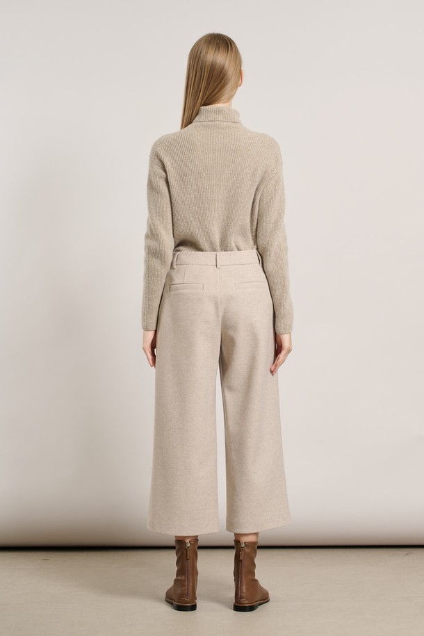 [25WT] 윈터 와이드 팬츠 - M BEIGE A5WAP32472는 여성용 와이드 핏 팬츠입니다. 베이직한 스타일과 무지 디자인으로, 출근룩, 미니멀, 클래식, 캐주얼 스타일에 적합합니다. 겨울 계절에 어울리며, 긴 기장의 베이지색 바지로 따뜻하고 편안한 착용감을 제공합니다.
