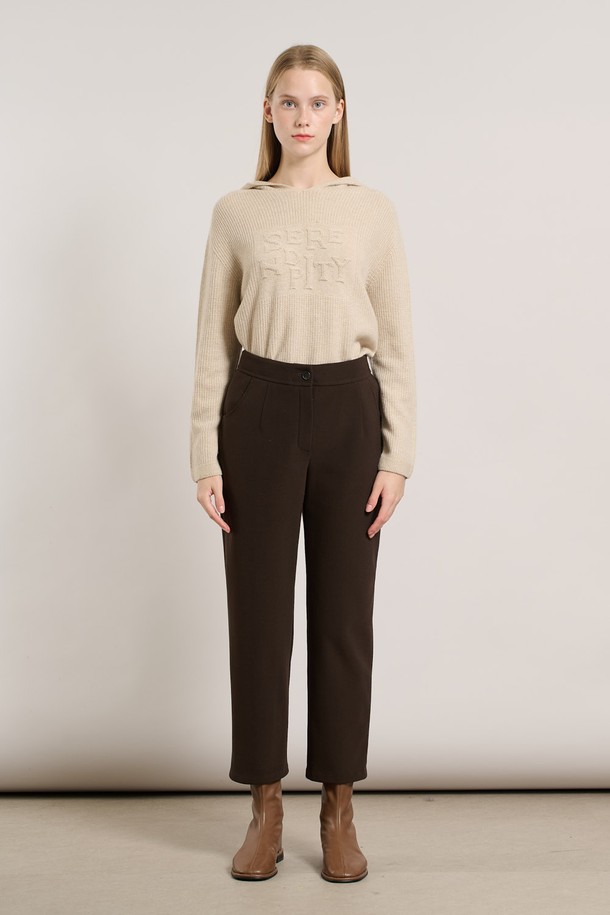 [25WT] 뒤밴드 기모 팬츠 - DARK BROWN A5WBP34075는 쌀쌀한 날씨에 따뜻하게 착용하기 좋은 여성용 기모 팬츠입니다. 다크 브라운 컬러의 스트레이트 핏 긴 바지로, 베이직하고 캐주얼한 스타일을 연출합니다. 겉감은 부드러운 촉감이며, 안감은 기모로 처리되어 보온성을 높였습니다. 허리 뒷부분에 밴딩 디테일이 있어 편안한 착용감을 제공하며, 출근룩, 캐주얼, 미니멀, 클래식 등 다양한 스타일로 활용하기 좋습니다. 가을, 겨울 시즌에 어울리는 두께감 있는 팬츠입니다.
