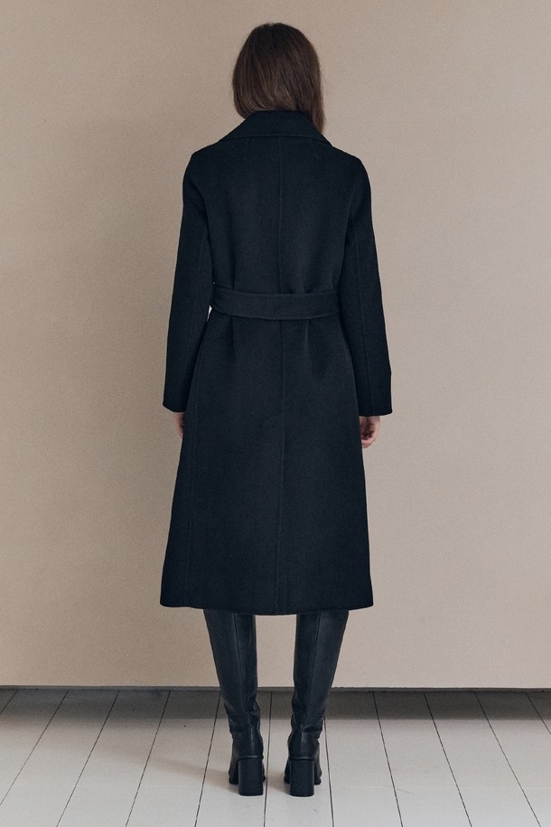 [25WT] 핸드메이드 더블 코트 - BLACK A5WBH83199는 여성 고객을 위한 아우터입니다. 가을과 겨울에 어울리는 블랙 컬러의 롱 기장 더블 코트로, 미니멀하고 클래식한 스타일을 연출합니다. 울 소재로 제작되어 두꺼운 두께감을 자랑하며, 핸드메이드 특유의 고급스러움과 벨트 디테일로 포인트를 더했습니다. 출근룩, 오피스룩, 모임룩 등 다양한 TPO에 활용 가능하며, 시크하고 세련된 스타일을 완성해 줍니다. 레귤러핏으로 제작되어 편안한 착용감을 선사합니다.
