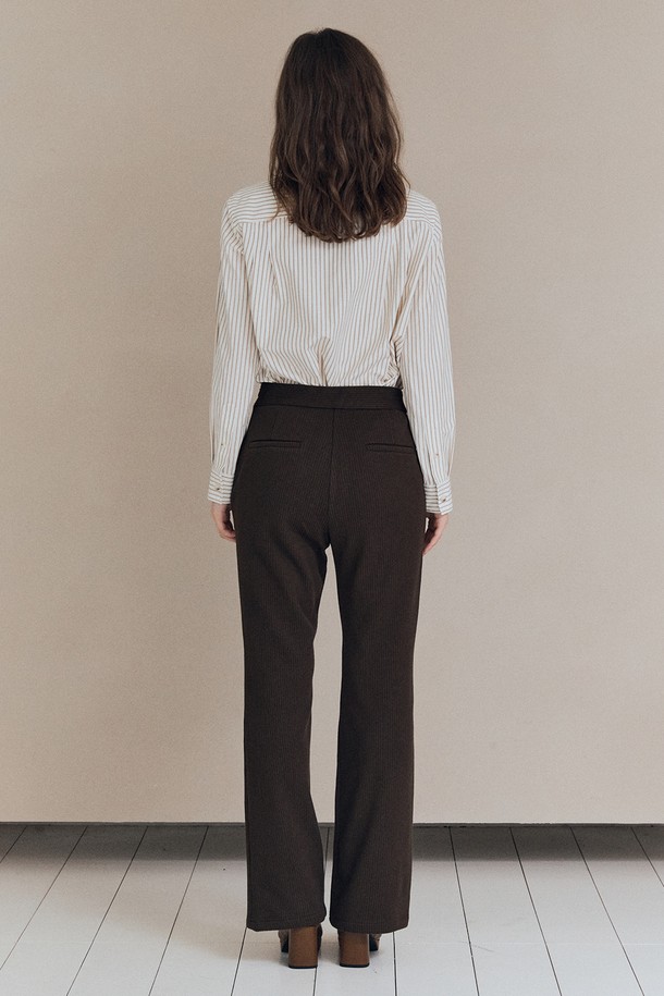 [25WT] 부츠컷 코듀로이 - BROWN A5WAG39174는 여성의 가을, 겨울 스타일을 책임질 코듀로이 팬츠입니다. 부드러운 촉감의 두꺼운 코듀로이 소재로 제작되어 따뜻하고 편안한 착용감을 선사합니다. 브라운 컬러의 무지 디자인에 하이웨스트, 레귤러핏, 부츠컷으로 떨어지는 핏이 다리 라인을 더욱 길어 보이게 합니다. 캐주얼, 베이직, 클래식, 미니멀 스타일을 소화하기 좋으며, 일상복으로 활용하기 좋습니다.
