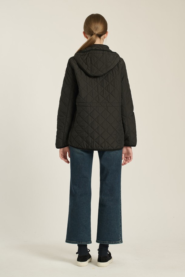 [25WT] 스트링 후드 퀼팅 베스트 - BLACK B5D9I17399는 여성 고객을 위한 캐주얼하고 베이직한 스타일의 퀼팅 베스트입니다. 가을과 겨울에 적합하며, 두꺼운 두께감으로 따뜻함을 제공합니다. 부드러운 촉감의 폴리에스테르 소재로 제작되었으며, 레귤러 핏으로 편안하게 착용할 수 있습니다. 후드와 스트링 디테일이 디자인 특징이며, 출근룩과 모임룩 등 다양한 TPO에 활용 가능합니다. 블랙 컬러의 민소매 디자인으로 미니멀한 스타일을 연출하기 좋습니다.
