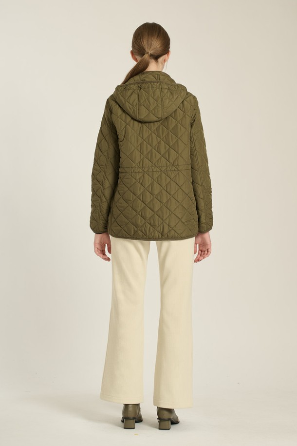 [25WT] 스트링 후드 퀼팅 베스트 - KHAKI (B5D9I17345)는 여성용 아우터, 베스트입니다. 가을과 겨울에 착용하기 적합하며, 캐주얼 스타일을 연출할 수 있습니다. 카키 컬러의 퀼팅 패턴, 크롭 기장, 집업 여밈 방식, 레귤러핏 디자인이 특징입니다. 부드러운 나일론 소재로 제작되었으며, 두꺼운 두께감과 민소매 디자인이 특징입니다. 후드와 스트링 디테일로 포인트를 더했습니다.
