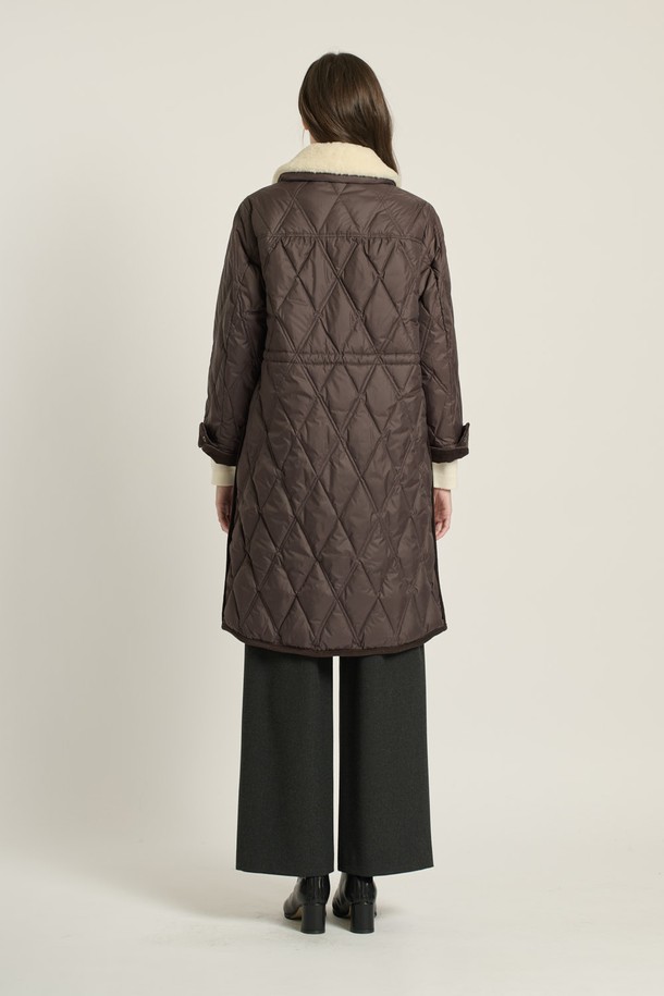 [25WT] 포우 퍼 카라 다운 - DARK BROWN B5D9F87375는 여성용 다운 점퍼입니다. 겨울철 일상복으로 적합하며, 베이직하고 캐주얼한 스타일을 연출합니다. 다크 브라운 컬러의 퀄팅 패턴이 돋보이며, 오버핏의 숏패딩으로 제작되었습니다. 부드러운 촉감의 나일론 소재와 두꺼운 두께감으로 따뜻함을 선사하며, 긴 소매와 집업 여밈 방식, 퍼 카라 디테일이 특징입니다. 안감은 패딩으로 되어 있습니다.
