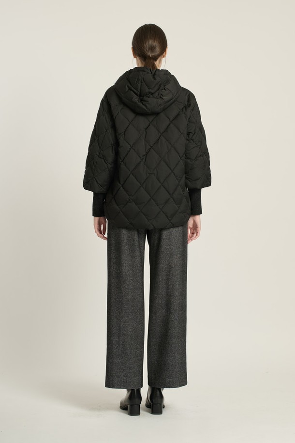 [25WT] 니트 배색 하프 기장 집업 다운 - BLACK B5D9F80799은 여성용 겨울 아우터입니다. 캐주얼 스타일의 블랙 컬러 무지 제품으로, 니트 배색이 포인트입니다. 두꺼운 두께감의 레귤러핏 다운 점퍼이며, 하프 기장과 긴 소매, 집업 여밈 방식이 특징입니다. 일상에서 편안하게 착용하기 좋은 스타일의 다운 자켓입니다.
