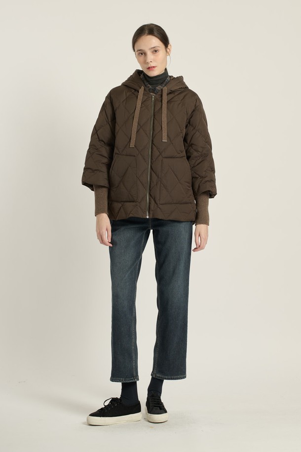 [25WT] 니트 배색 하프 기장 집업 다운은 여성용 아우터로, 브라운 컬러의 따뜻하고 포근한 겨울철 필수 아이템입니다. 캐주얼, 베이직 스타일을 기반으로, 오버핏과 니트 배색 디자인이 돋보이는 하프 기장의 패딩 점퍼입니다. 부드러운 촉감의 나일론 소재와 두꺼운 두께감으로 보온성을 높였으며, 집업 방식과 긴 소매로 편안함을 더했습니다. 여행룩, 캠핑룩 등 다양한 TPO에 활용 가능한 실용적인 제품으로, 미니멀하고 클래식한 스타일을 선호하는 분들께 추천합니다.
