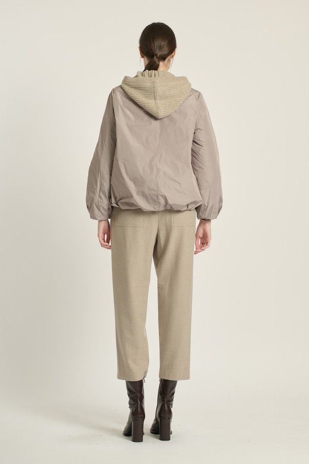 [25WT] 니트 후드 볼륨 구스다운 - LIGHT GRAY B5D9F80415는 여성용 아우터로, 겨울철 캐주얼룩을 위한 구스다운입니다. 라이트 그레이 컬러의 무지 디자인으로, 오버핏과 두꺼운 두께, 부드러운 촉감이 특징입니다. 후드 스타일의 긴 소매 집업 방식이며, 출근룩과 여행룩에 모두 활용 가능합니다. 캐주얼, 미니멀, 클래식 스타일을 즐겨 입는 분들께 추천합니다. 특히 볼륨감 있는 디자인이 돋보이는 제품입니다.
