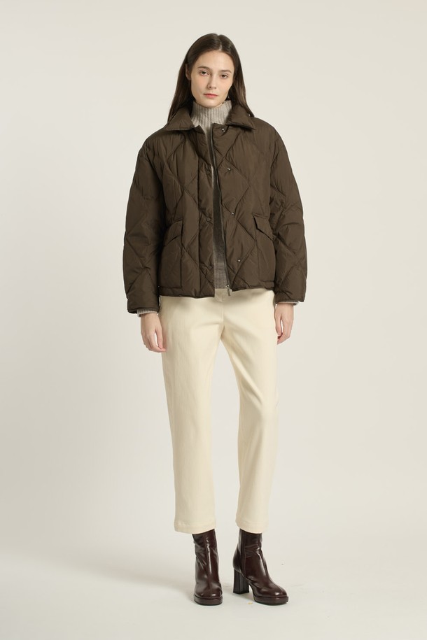 [25WT] 다이아 덕 다운 - BROWN B5D9F87974는 겨울철 따뜻함을 책임지는 여성용 다운 점퍼입니다. 부드러운 촉감의 덕다운 충전재와 두꺼운 두께감으로 뛰어난 보온성을 제공하며, 캐주얼 및 베이직 스타일을 연출하기 좋습니다. 무지 패턴에 숏패딩 스타일로, 퀼팅 디자인과 포켓, 칼라 디테일이 돋보입니다. 오버핏에 집업 여밈 방식과 긴 소매 기장으로 편안한 착용감을 선사하며, 출근룩과 여행룩에 모두 활용할 수 있습니다.
