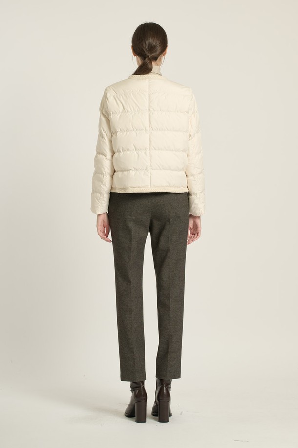 [25WT] 라운드넥 블레이드 숏다운 - CREAM B5D9F80314는 여성용 숏다운으로, 겨울철 일상 및 출근룩에 적합합니다. 크림색상의 무지 디자인에 라운드넥으로 미니멀하고 베이직한 스타일을 연출합니다. 두꺼운 두께감의 나일론 소재로 제작되었으며, 부드러운 촉감과 보온 기능을 제공합니다. 레귤러핏으로 편안하게 착용 가능하며, 긴 소매와 버튼 여밈 방식이 특징입니다. 안감은 패딩 처리되어 따뜻함을 더해줍니다.
