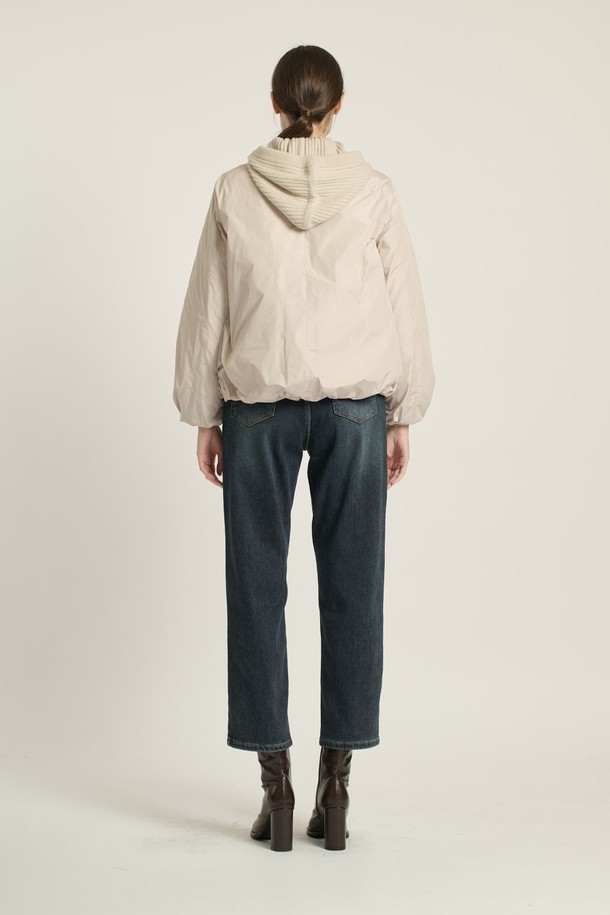 [25WT] 니트후드 볼륨 구스다운 - LIGHT BEIGE B5D9F80471는 여성용 아우터로, 겨울철 캐주얼 스타일을 연출하기에 좋은 구스다운 패딩입니다. 라이트 베이지 색상의 무지 디자인이며, 니트 후드가 달려 있어 포근한 느낌을 줍니다. 크롭 기장에 오버핏으로 디자인되어 트렌디한 스타일을 연출하며, 집업 방식으로 간편하게 착용할 수 있습니다. 부드러운 촉감과 두꺼운 두께감으로 뛰어난 보온성을 제공하여 여행룩, 캠핑룩 등 다양한 TPO에 활용 가능합니다. 미니멀, 고프코어 스타일을 선호하는 분들께 추천합니다.
