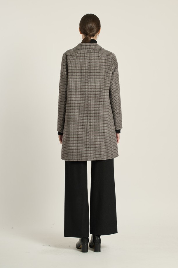 세련된 멀티 M 그레이 컬러의 [25WT] 싱글버튼 체크 핸드메이드 코트입니다. 부드러운 촉감과 두꺼운 두께감으로 겨울과 가을, 따뜻하고 포근하게 착용할 수 있습니다. 롱, 하프, 미디엄 기장으로 출시되어 다양한 스타일 연출이 가능하며, 루즈핏과 릴랙스핏으로 편안한 착용감을 선사합니다. 클래식, 모던, 세련된 무드를 동시에 느낄 수 있으며, 출근룩과 오피스룩에 활용하기 좋아 활용도가 높습니다. 체크 패턴과 싱글 코트 디자인이 만나 고급스러운 분위기를 더하며, 포켓과 보온성, 내구성까지 갖춘 실용적인 아이템입니다.
