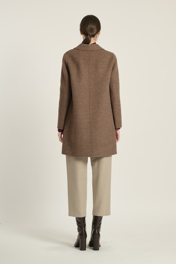 세련된 분위기를 연출하는 [25WT] 싱글 버튼 체크 핸드메이드 코트입니다. 부드러운 촉감의 모, 나일론, 울 혼방 소재로 제작되어 우수한 보온성을 자랑하며, 간절기부터 겨울까지 따뜻하게 착용할 수 있습니다. 넉넉한 루즈핏 실루엣과 미디엄 기장으로 편안하면서도 스타일리시하며, 클래식, 모던, 엘레강스 무드를 동시에 선사합니다. 베이지(M BEIGE) 컬러의 체크 패턴이 돋보이며, 오피스룩, 모임룩, 데이트룩 등 다양한 TPO에 활용 가능합니다. 앞면 포켓 2개로 실용성을 더한 핸드메이드 코트로, 미니멀, 시크 스타일을 즐기는 여성분들께 추천합니다.

