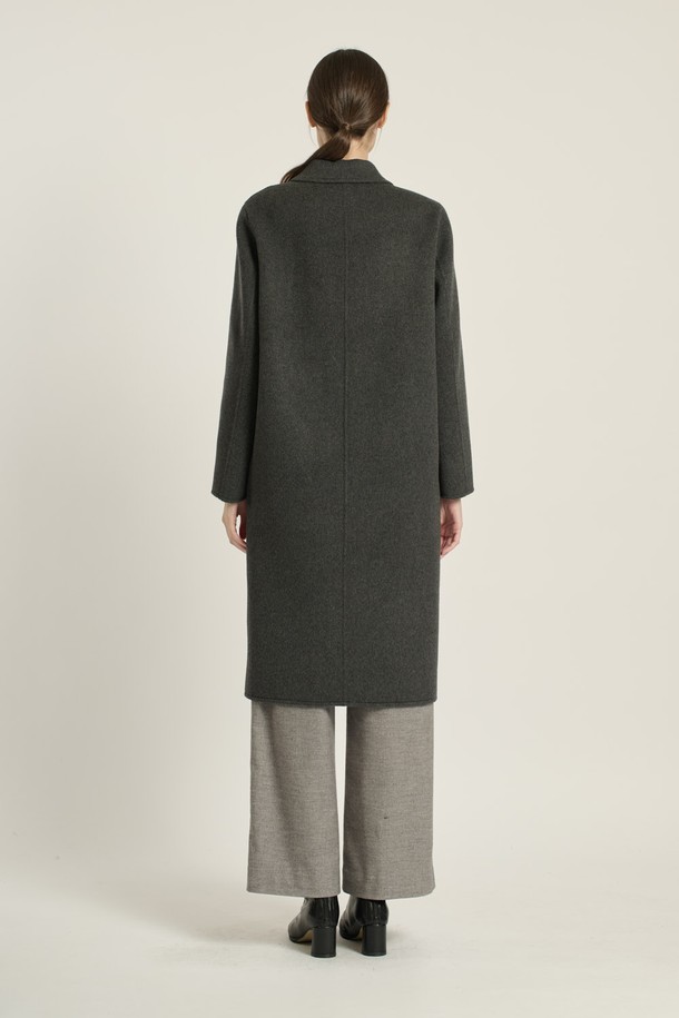 [25WT] 더블단추 핸드메이드 코트 - CHARCOAL GRAY (차콜 그레이) B5DAH82698는 여성스러운 출근룩, 오피스룩, 모임룩에 어울리는 코트입니다. 모던하고 세련된 스타일을 연출하며, 울, 캐시미어, 모 소재의 부드러운 촉감이 특징입니다. 롱 기장의 루즈핏으로 편안하게 착용 가능하며, 테일러드 카라와 큰 포켓 디테일이 돋보입니다. 차콜 그레이 색상으로 가을, 겨울 시즌의 클래식하고 시크한 룩을 완성해보세요. 더블 버튼 여밈 방식의 핸드메이드 코트입니다.
