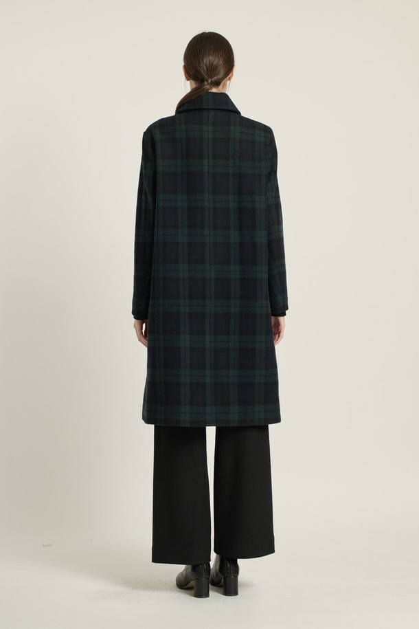 세련된 DARK GREEN 컬러의 [25WT] 스텐카라 클래식 체크 코트입니다. 모던하고 고급스러운 디자인으로, 겨울, 간절기, 가을 시즌에 활용하기 좋습니다. 슬림핏 또는 레귤러핏으로 연출 가능하며, 싱글 버튼 여밈과 스텐카라 디자인이 특징입니다. 데이트룩, 오피스룩, 모임룩 등 다양한 TPO에 맞춰 클래식, 미니멀, 시크한 스타일을 연출해보세요. 롱 또는 미디엄 기장으로, 체크 패턴과 포켓 디테일이 돋보이는 여성 코트입니다.

