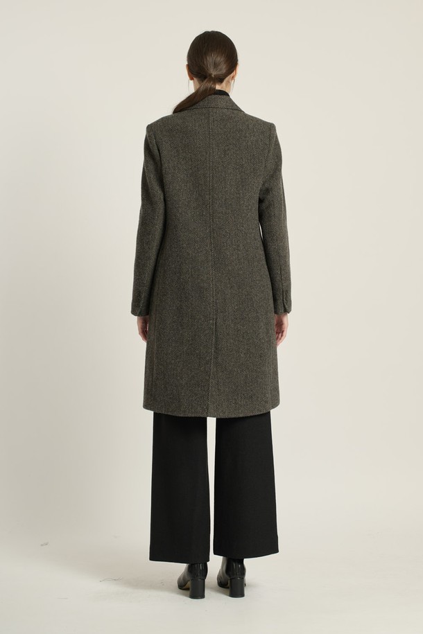 [25WT] 헤링본 롱 코트 - CHARCOAL GRAY (차콜 그레이) B5DAH82998은 여성용 아우터 코트입니다. 가을, 겨울 시즌에 어울리는 두꺼운 두께감의 롱 기장 싱글 코트로, 클래식, 모던, 우아한, 베이직한 스타일을 연출합니다. 챠콜 그레이와 카키 브라운 두 가지 색상으로 출시되었으며, 헤링본 패턴에 테일러드 칼라, 플랩 포켓, 소매 버튼 디테일이 특징입니다. 부드러운 촉감의 모, 울, 나일론 혼방 소재로 제작되어 출근룩, 오피스룩, 모임룩 등 다양한 TPO에 활용 가능하며, 클래식, 미니멀, 시크한 스타일을 완성합니다. 레귤러핏으로 제작되어 편안한 착용감을 선사합니다.
