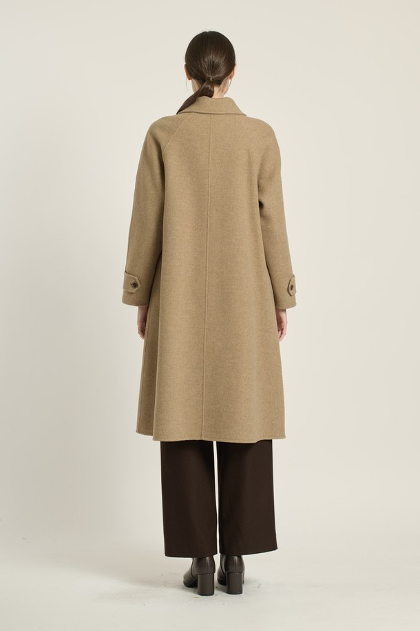 [25WT] 스탠카라 래글런 핸드메이드 코트는 여성 고객을 위한 아우터입니다. M BEIGE 컬러의 무지 디자인으로, 가을과 겨울에 우아하고 고급스러운 스타일을 연출합니다. 롱 또는 미디엄 기장의 여유 있는 루즈핏으로, 출근룩, 오피스룩, 모임룩 등 다양한 TPO에 활용 가능합니다. 부드러운 촉감의 모, 레이온 혼방 소재에 두꺼운 두께감으로 보온성을 높였으며, 래글런 소매와 스탠카라 디자인이 특징입니다. 싱글 버튼 여밈 방식으로 클래식하고 미니멀한 시크 스타일을 완성합니다.
