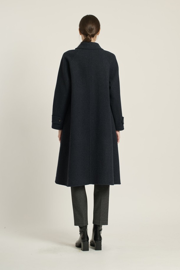 [25WT] 스탠카라 래글런 핸드메이드 코트 - NAVY B5DAH82455는 여성용 아우터로, 가을과 겨울에 착용하기 좋은 롱 기장의 핸드메이드 코트입니다. 네이비 및 베이지 색상으로 출시되었으며, 클래식, 우아함, 모던 스타일을 연출할 수 있습니다. 울과 모 소재를 사용하여 부드러운 촉감을 선사하며, 싱글 버튼, 벨트, 래글런 소매 디테일이 특징입니다. 루즈핏과 릴랙스핏으로 편안한 착용감을 제공하며, 오피스룩, 출근룩, 모임룩 등 다양한 TPO에 활용 가능합니다.
