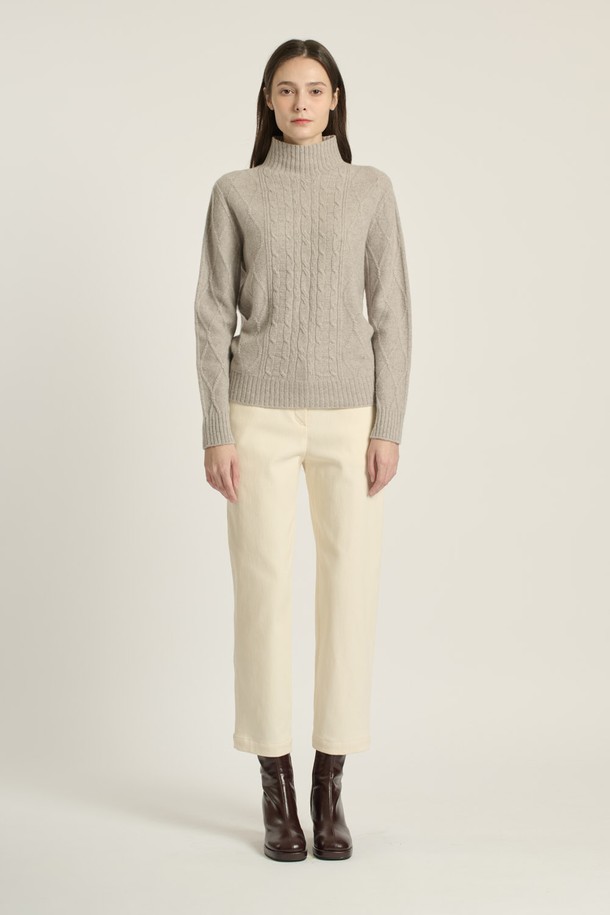 [25WT] 헤어리 케이블 풀오버 - OYSTER (B5DBK42886)는 부드러운 촉감의 양모, 알파카, 나일론 혼방 소재로 제작된 여성용 터틀넥 니트 스웨터입니다. 겨울 시즌에 어울리는 두꺼운 두께감과 레귤러핏 디자인으로, 클래식하고 우아한 스타일을 연출합니다. 케이블 패턴과 긴 소매는 포멀, 캐주얼, 일상 등 다양한 TPO에 활용 가능하며, 오피스룩, 모임룩, 데이트룩에 모두 잘 어울립니다. OYSTER 컬러는 세련된 분위기를, DARK RED 컬러는 따뜻한 느낌을 더합니다. 미니멀하면서도 클래식한 디자인으로 폭넓은 스타일링이 가능한 아이템입니다.
