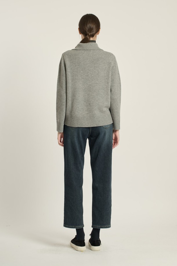 [25WT] 하이넥 반집업 풀오버 - MULTI M GRAY (멀티 M 그레이) B5DAK41397는 여성 의류 상의로, 겨울철 따뜻함과 스타일을 동시에 잡을 수 있는 니트/스웨터입니다. 모, 울, 니트 소재 혼방으로 부드러운 촉감과 보온성을 제공하며, 레귤러 기장의 하이넥 반집업 디자인이 특징입니다. 내추럴핏과 레귤러핏으로 편안한 착용감을 선사하며, 무지 또는 골지 패턴으로 다양한 스타일 연출이 가능합니다. "LIGHT BEIGE" (라이트 베이지) 색상도 있으며, 출근룩이나 모임룩, 어떤 TPO에도 클래식, 미니멀, 캐주얼 무드로 활용하기 좋습니다.
