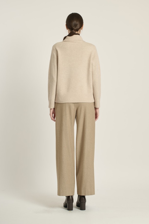 [25WT] 하이넥 반집업 풀오버 - LIGHT BEIGE (라이트 베이지) B5DAK41371는 여성용 니트/스웨터 상의입니다. 부드러운 모 소재로 제작되어 겨울철에도 따뜻하게 착용할 수 있습니다. 하이넥과 반집업 디자인으로 보온성을 높였으며, 레귤러핏과 긴소매 기장으로 편안한 착용감을 제공합니다. 라이트 베이지 색상의 무지 패턴으로 모던, 베이직, 캐주얼 스타일을 연출하기 좋으며, 출근룩과 모임룩, 클래식한 스타일에도 잘 어울립니다. 두꺼운 두께감으로 포근함을 더했습니다.
