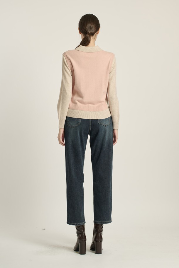 [25WT] 레이어드 카라 풀오버 - 라이트 베이지 B5DAK41271는 여성용 니트/스웨터 상의입니다. 라이트 베이지를 포함한 다양한 컬러 옵션으로 제공되며, 캐주얼 및 일상 스타일을 위한 완벽한 아이템입니다. 봄, 가을, 겨울 계절에 착용 가능하며, 레귤러 핏과 긴소매 디자인으로 편안한 착용감을 선사합니다. 울, 모, 나일론 등 고급 소재 혼방으로 제작되어 부드러운 촉감을 자랑하며, 레이어드, 리브 디테일, 배색 디자인으로 세련된 포인트를 더했습니다. 브이넥 또는 카라넥으로 연출할 수 있으며, 캐주얼, 베이직, 클래식, 세련된, 고급스러운 스타일을 모두 아우르는 팔색조 매력을 지닌 풀오버입니다.
