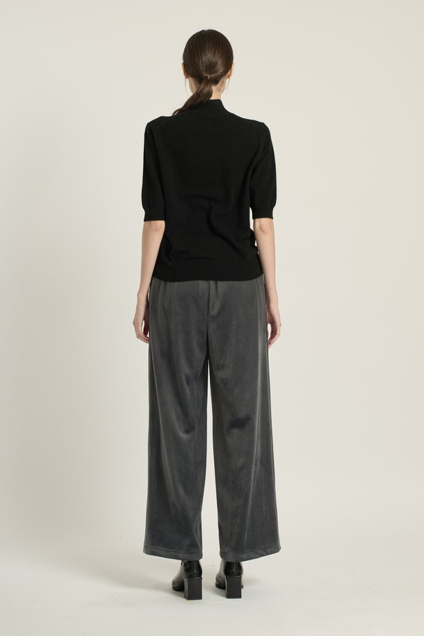 [25WT] 프린세스라인 하프슬리브 풀오버 - BLACK B5DAK31199는 여성스러운 실루엣을 연출하는 하프 슬리브 풀오버입니다. 블랙과 레드의 두 가지 색상으로 출시되었으며, 모 소재로 제작되어 부드러운 촉감을 선사합니다. 하프넥 디자인에 레귤러핏으로 제작되어 편안하면서도 세련된 스타일을 연출합니다. 봄, 가을, 겨울 모두 착용 가능하며, 출근룩과 모임룩 모두에 활용할 수 있는 클래식하고 미니멀한 디자인입니다. 5부 소매 기장으로 간절기에도 적합하며, 무지 패턴으로 다양한 하의와 매치하기 용이합니다.
