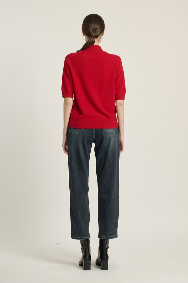 [25WT] 프린세스라인 하프슬리브 풀오버 - RED B5DAK31124는 여성스러운 실루엣을 연출하는 하프 슬리브(반소매) 풀오버입니다. 부드러운 모 소재로 제작되어 봄, 가을, 겨울 시즌에 착용하기 좋으며, 일상, 데일리룩은 물론 출근룩, 모임룩까지 소화 가능한 활용도 높은 아이템입니다. 레귤러 핏에 하프넥 디자인으로 우아하고 세련된 분위기를 더하며, 솔리드(무지) 패턴으로 미니멀하고 클래식한 스타일을 완성합니다. 다양한 하의와 매치하여 캐주얼하면서도 세련된 스타일을 연출해보세요.
